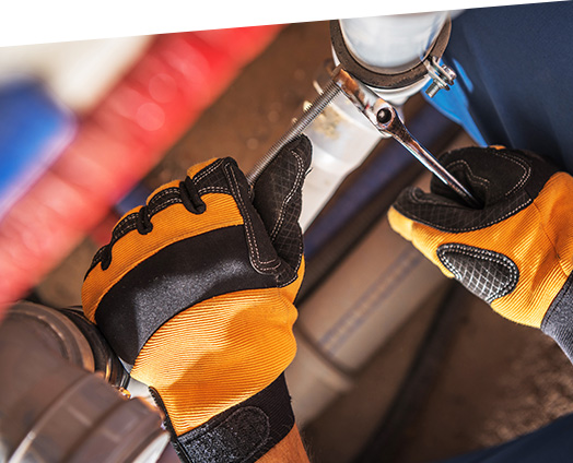 travail de plomberie avec des gants